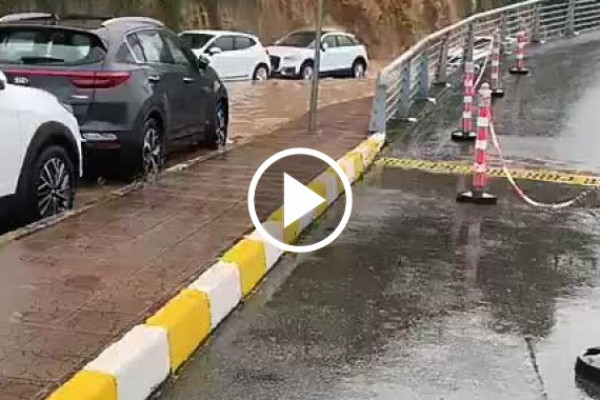 Trabzon'da yağmur sel yaptı havalimanı duvarı çöktü
