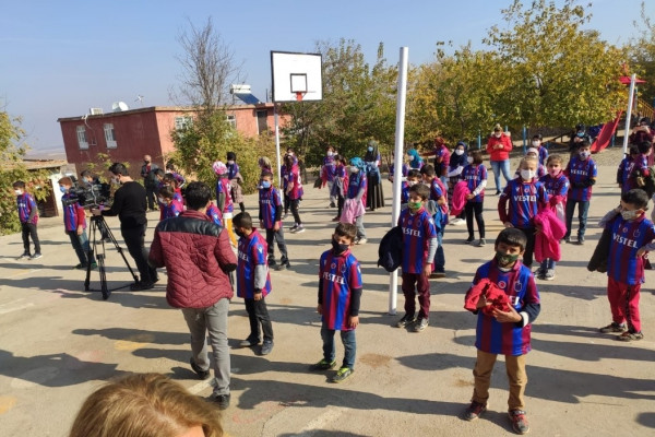 Trabzonspor yönetiminden, Diyarbakır'ın 'Trabzonsporlu köyüne' forma hediyesi