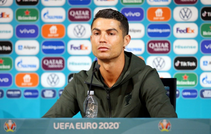 Cristiano Ronaldo'nun Coco Cola tepkisi su için- EURO2020