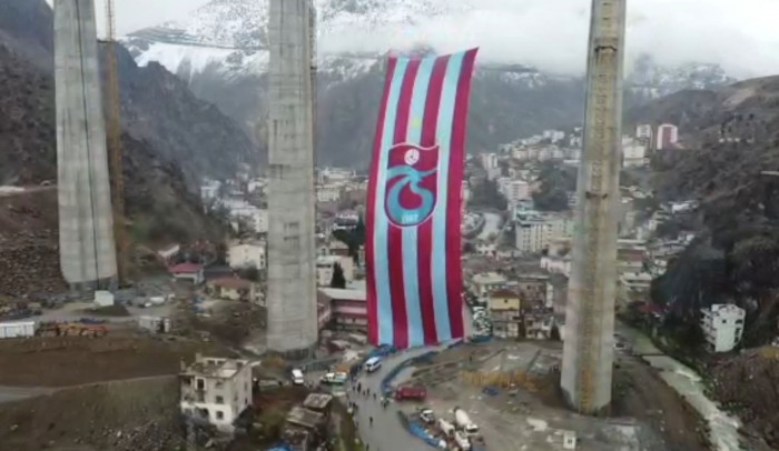 ARTVİN Yusufeli'nde viyadük ayakları arasına dev Trabzonspor bayrağı asıldı