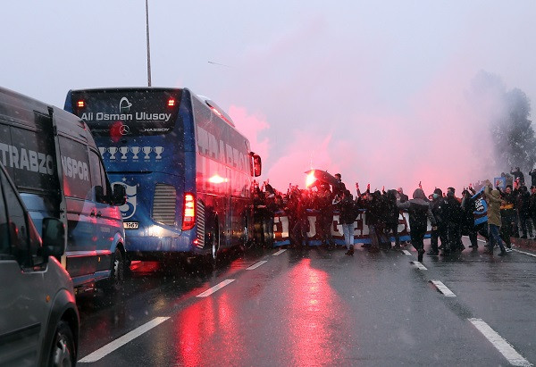 Trabzonspor taraftarları takımı Rize'ye sevgi gösterileriyle uğurladı