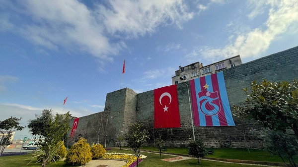 O sene, bu sene diyen Trabzonsporlular şehri bayraklarla donatıyor