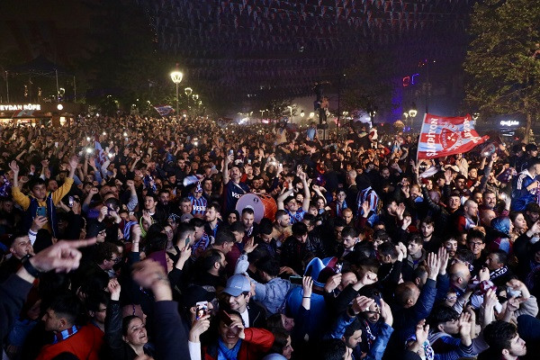 Trabzonspor taraftarı, şampiyonluğu meydanlarda kutladı