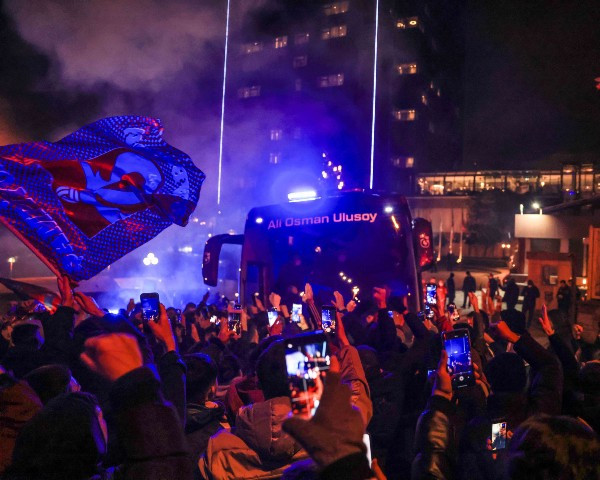 Lider Trabzonspor İstanbul'da coşkuyla karşılandı