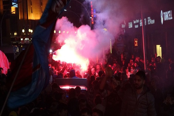 Trabzon sokaklara döküldü! Trabzonspor taraftarı Galatasray galibiyetini kutladı