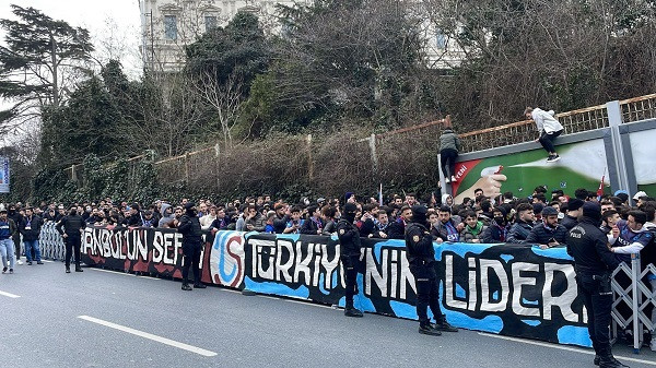 Trabzonspor'a İstanbul'da Gurbetçi Gençlerden Şampiyon Karşılama