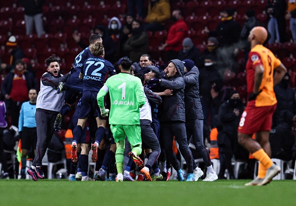 Trabzonspor'un Galatasarayı yıktığı anlar goller taraftar sevinci